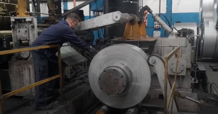 el-proceso-de-laminacion-continua-asegura-laminas-de-aluminio-con-una-uniformidad-excepcional-en-grosor-y-planitud
