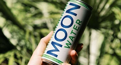 MoonWater envasa sus productos en aluminio libres de plásticos y con un packaging 100 % reciclable y reciclado