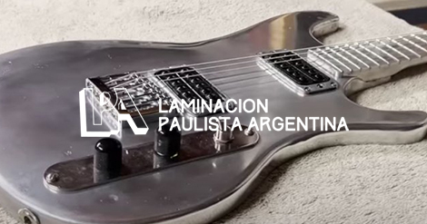 youtuber-construye-una-guitarra-electrica-totalmente-funcional-a-partir-de-1000-latas-de-aluminio